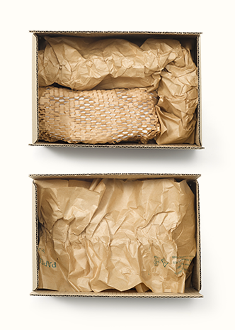 제품 포장 예시 - 박스 내 빈 공간에 종이 포장재 추가